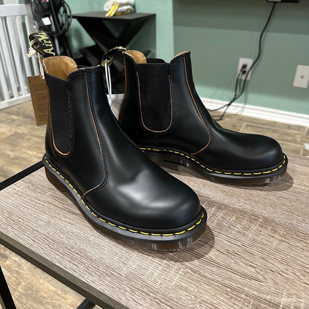 Dr. Martens 2976 Chelsea boot Made in England Size 8 US men NWT